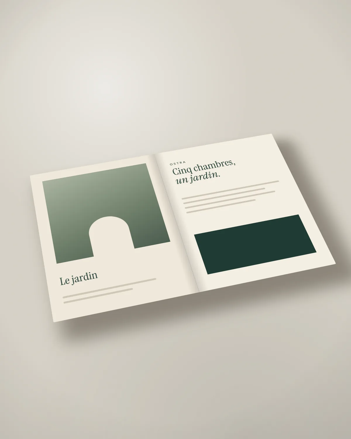 Brochure agrafée ouverte d'une marque fictive