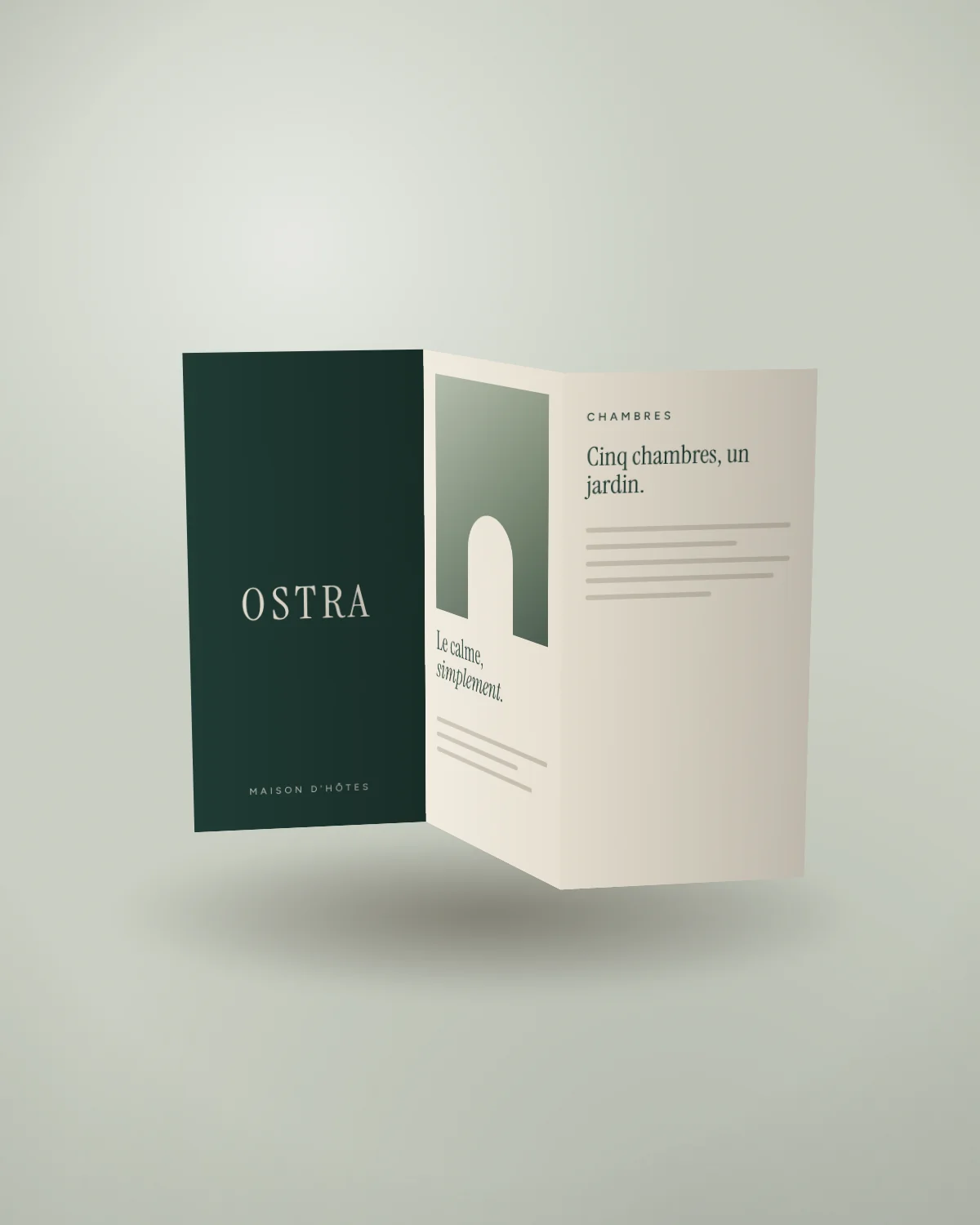 Dépliant trois volets de la marque fictive Ostra, ouvert debout