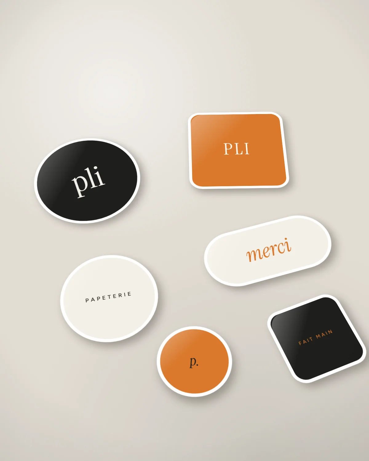 Stickers ronds et carrés de la marque fictive Pli, papeterie